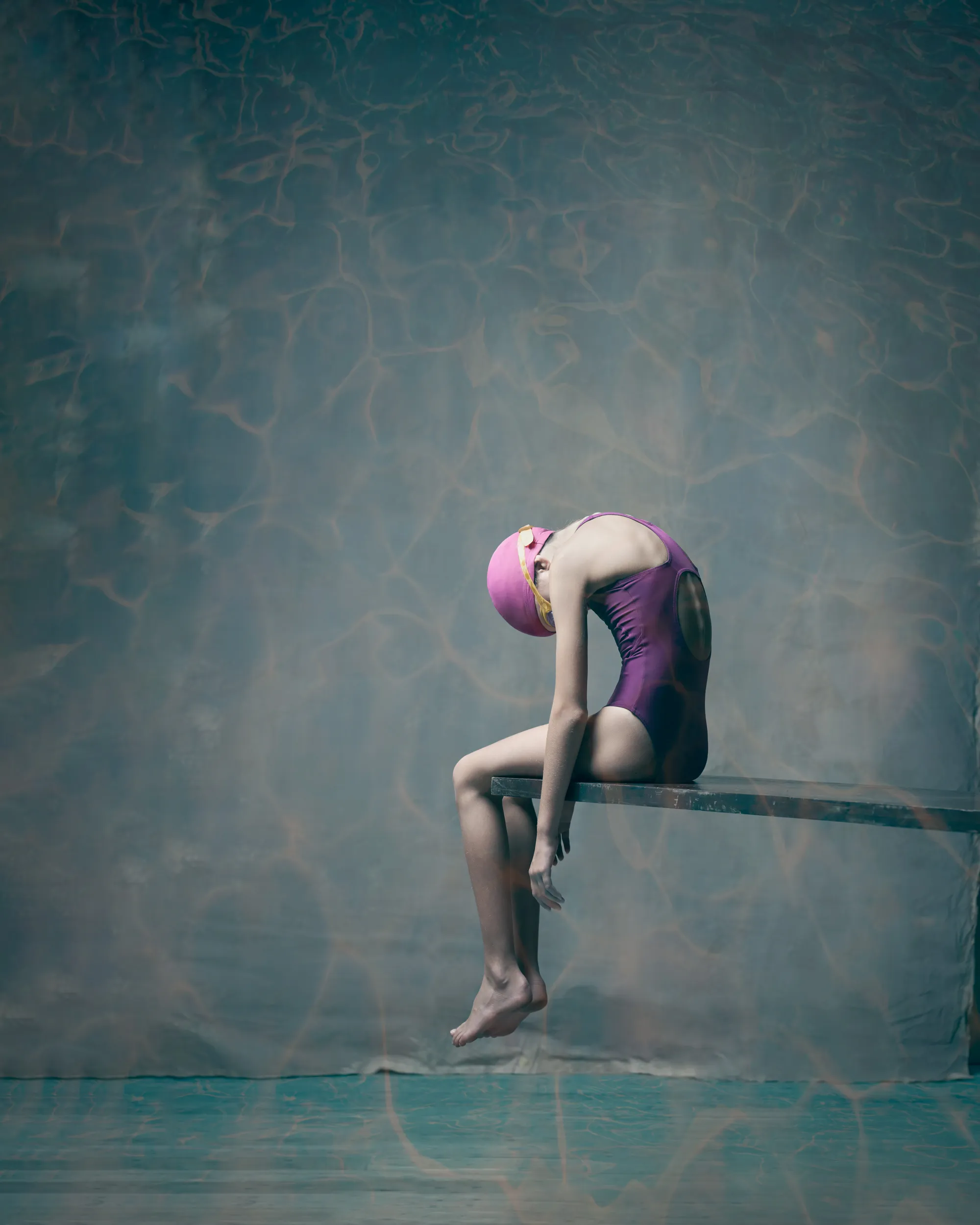 Ritratto d'arte concettuale e intimista di una giovane nuotatrice ripresa di spalle su un trampolino. Fotografia d'arte contemporanea di Gildardo Gallo, serie Intimacy.