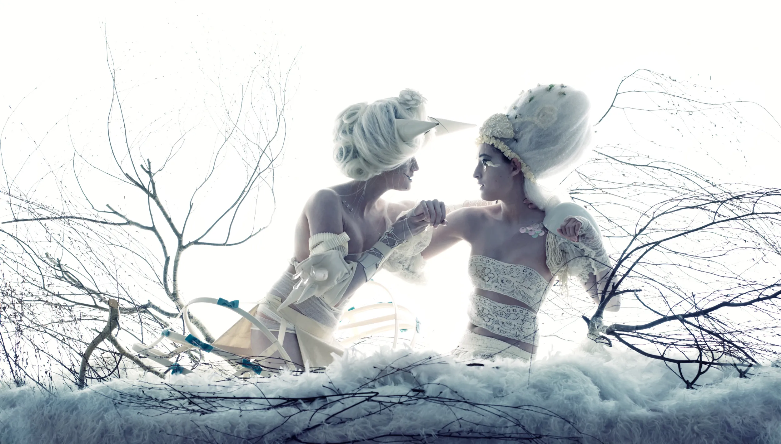 Intenso confronto visivo e riflesso speculare tra due figure sognanti in bianco, ispirato ai racconti d'infanzia e alla dimensione spirituale. Fotografia concettuale di Gildardo Gallo.
